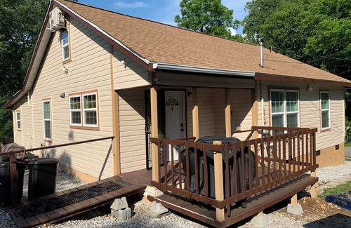 Harriman House | Pets OK, EZ to i-40, 4-Beds, Gig Ethernet & WiFi, EV Charger, Many Amenities
