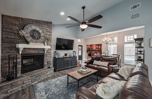 South Arlington House | Pets OK, NEW Hot Tub, Arcade, 65” TV, 300mb+ WIFI, Long Term Stays Available