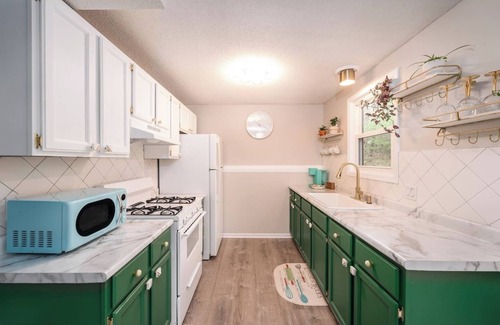 Acme House | Pets~Trails~Beaches~10mins to TC~2 Person Suite