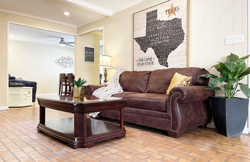 Richardson House | Pets Welcome! HOT TUB, Games, Backyard, Free Wine, WiFi, 4 TVs