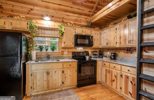 Murphy Cabin | Pets Welcomed at this Colorful Sunflower Cabin!