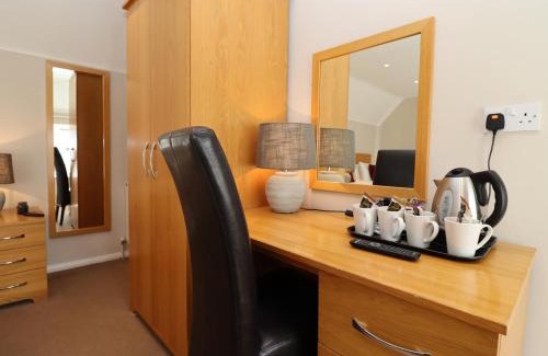 Crudwell Bed & Breakfast | Pettifers Freehouse Hotel
