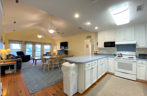 Edisto Island House | Petty House | Partial Ocean Views | Walk to Beach & Town | Sleeps 8