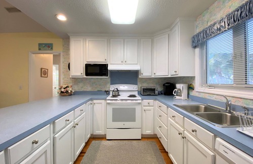 Edisto Island House | Petty House | Partial Ocean Views | Walk to Beach & Town | Sleeps 8