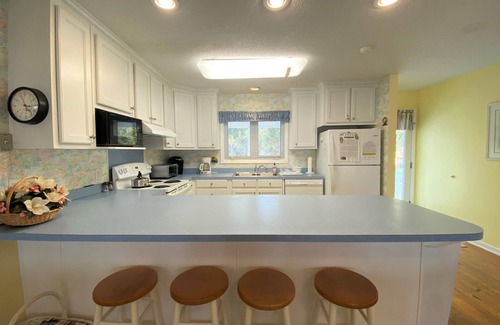 Edisto Island House | Petty House | Partial Ocean Views | Walk to Beach & Town | Sleeps 8