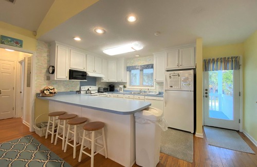 Edisto Island House | Petty House | Partial Ocean Views | Walk to Beach & Town | Sleeps 8