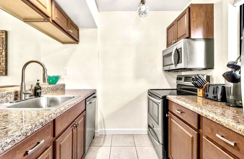 Palm Beach Gardens Cottage | PGA National Spacious One Story Home with Lake View