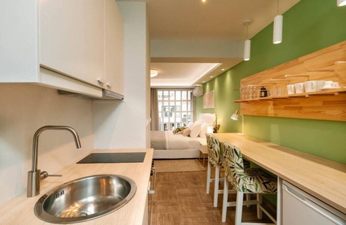 Ampelokipoi Apartment | Phaedrus Living: The Emerald Studio