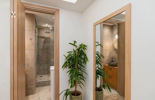Ampelokipoi Apartment | Phaedrus Living: The Emerald Studio