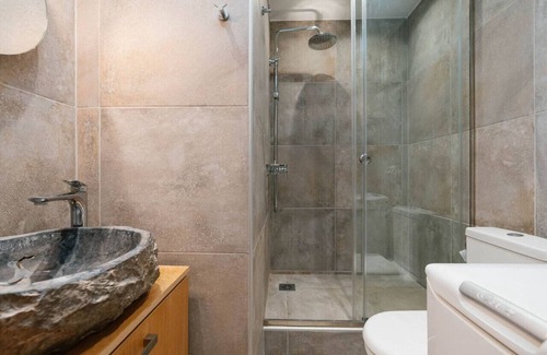 Ampelokipoi Apartment | Phaedrus Living: The Emerald Studio