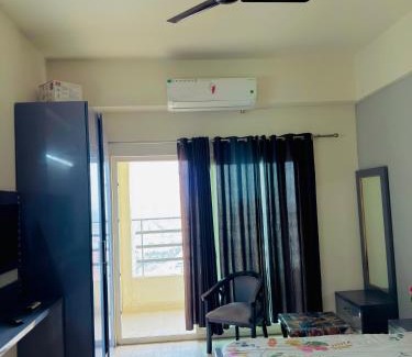 Greater Noida Apartment | Phantom stays