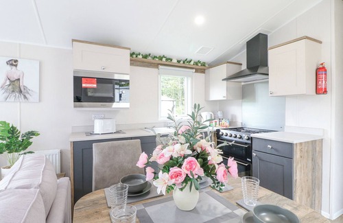 Swannington Cottage | PHEASANT LODGE, family friendly, with hot tub in Coalville
