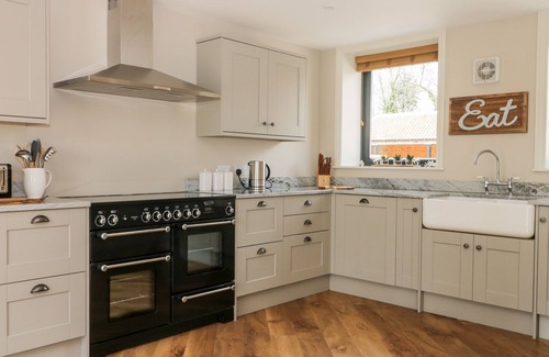 Mappleton Cottage | PHEASANT'S ROOST, pet friendly, with hot tub in Burton Pidsea