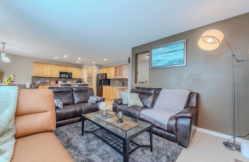 Kincora House | Phenomenal 3-bedroom house with high speed WiFi, Central AC, Double Garage