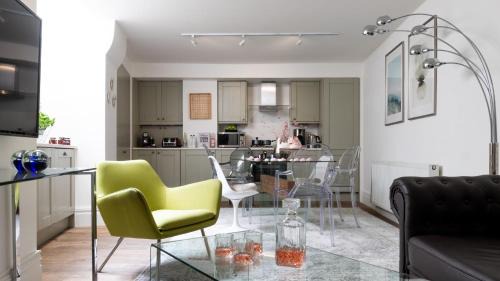 Fitzrovia Apartment | PHENOMENAL 5bedroom DESIGN HOUSE FOR NOMADS XXL GROUPS