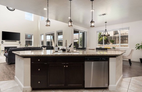 Friant House | Philía Lake House - Casino, Golf Course & Trails