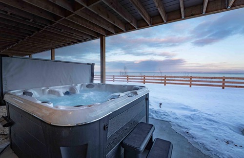 Petite-Riviere-Saint-Francois Ski Chalet | Phil Good 1219: Luxurious River View in Charlevoix