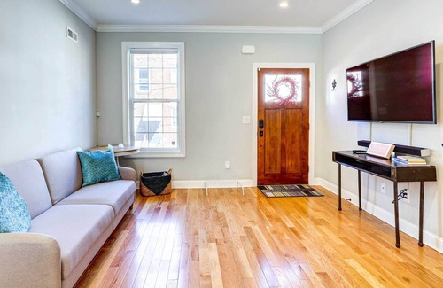 East Passyunk Crossing House | Philadelphia Townhome w/ Cityscape Views!