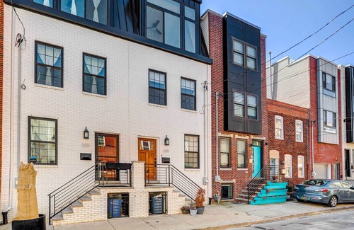 East Passyunk Crossing House | Philadelphia Townhome w/ Cityscape Views!