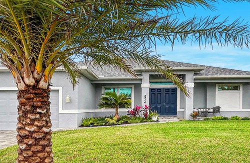 Diplomat Villa | Phoenix, quite Area, Pool and great water few