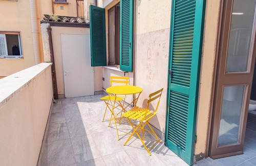 Desenzano del Garda Apartment | Piazza Garibaldi - Three Bedroom Apartment, Sleeps 6