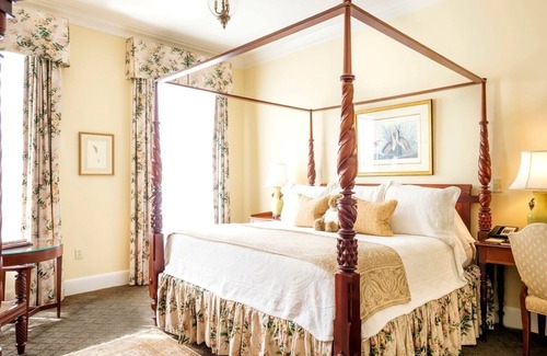 Charleston Historic District Hotel | Piazza King Charm: Luxurious Stay at Planter Inn, Near King Street Thrills
