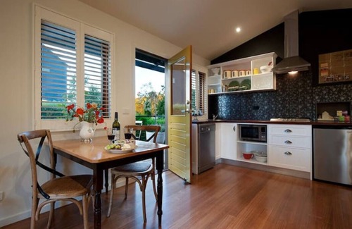 Hepburn House | Piccolo Cosy Cottage - close to Daylesford and Hepburn. Pet friendly.