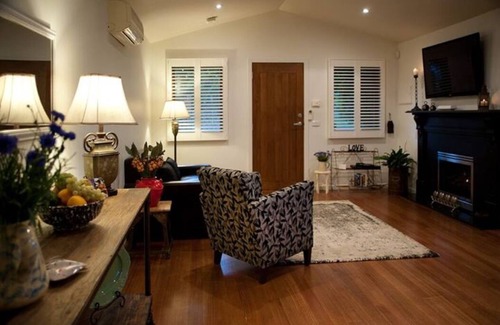 Hepburn House | Piccolo Cosy Cottage - close to Daylesford and Hepburn. Pet friendly.