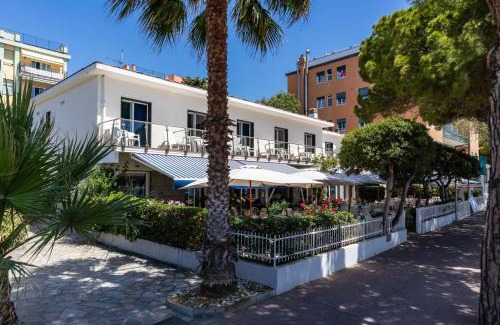 San Bartolomeo al Mare Hotel | Piccolo hotel le Palme