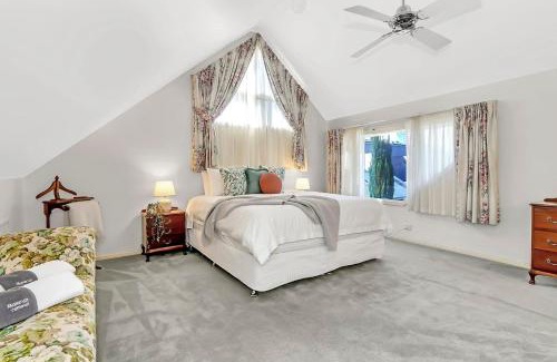 North Adelaide House | Picket Fence Cottage - Steps from Adelaide Oval