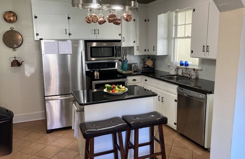 Murfreesboro Cottage | Picket Fence Cottage~ walk to MTSU and the downtown square!