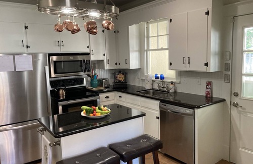 Murfreesboro Cottage | Picket Fence Cottage~ walk to MTSU and the downtown square!