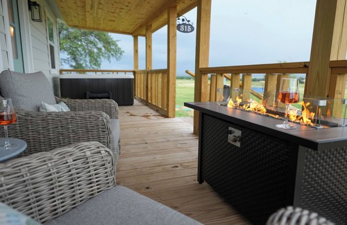 Fredericksburg Cottage | Pickleball cottage with private hot tub and firepit in the heart of wine country