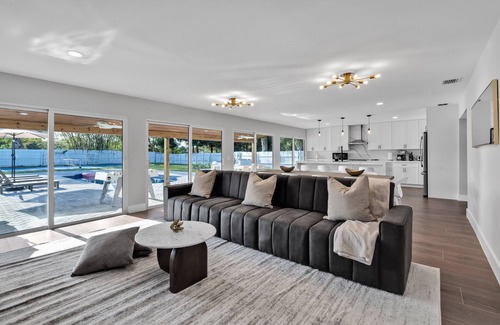 West Palm Beach House | Pickleball Court-Heated Pool-Fire Pit - 8 min to Beach - SAME DAY BOOKINGS!