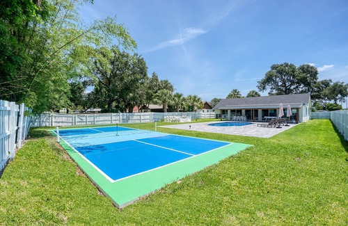 West Palm Beach House | Pickleball Court-Heated Pool-Fire Pit - 8 min to Beach - SAME DAY BOOKINGS!