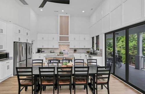 Chapin Apartment | Pickleball Court + Hot Tub + Much More! Sleeps 16