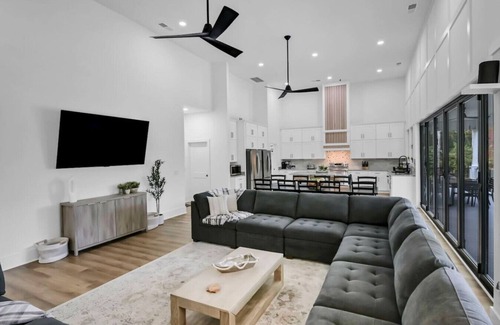 Chapin Apartment | Pickleball Court + Hot Tub + Much More! Sleeps 16