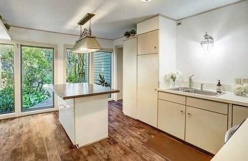 Greater East End House | Pickleball | Hottub| Basketball | 6000sqft | Bar