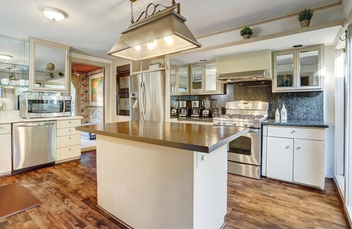 Greater East End House | Pickleball | Hottub| Basketball | 6000sqft | Bar