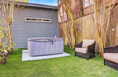 Greater East End House | Pickleball | Hottub| Basketball | 6000sqft | Bar