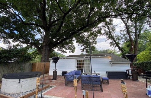 Roanoke House | Pickleball MountainBike Hike Fish /HotTub! 2 Bdrm 2 Bth Close to Downtown
