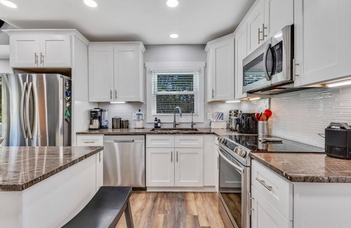 Carolina Beach House | ☀️Pickleball Paradise-Private Pool-Bikes-Pickleball Court-Pet Friendly☀️