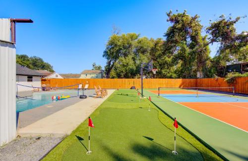 Northside House | Pickleball Paradise Retreat - 4 Bedrooms, 2,5 Baths - Houston Downtown, Houston Heights - Pickleball and Basketball Court, Pool, miniGolf, Karaoke, Fire Pit, BBQ, Billiards, Ping Pong, Hockey, King Bed