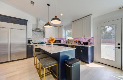 Northside House | Pickleball Paradise Retreat - 4 Bedrooms, 2,5 Baths - Houston Downtown, Houston Heights - Pickleball and Basketball Court, Pool, miniGolf, Karaoke, Fire Pit, BBQ, Billiards, Ping Pong, Hockey, King Bed