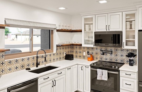 Glendale House | Pickleball Paradise! Sleeps 16 | Pool & Hot Tub