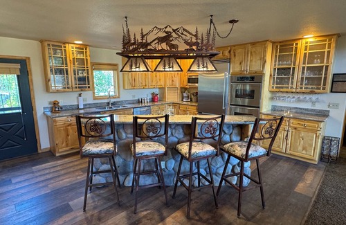 Grand Lake Cabin | PICKLEBALL Paradise! HotTub/Huge GameRoom/Mtn views/Fido Friendly/best location!