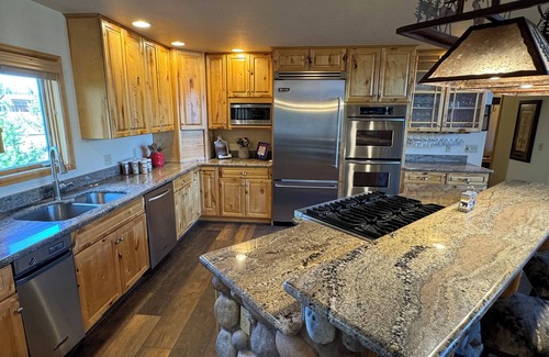 Grand Lake Cabin | PICKLEBALL Paradise! HotTub/Huge GameRoom/Mtn views/Fido Friendly/best location!