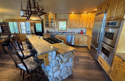 Grand Lake Cabin | PICKLEBALL Paradise! HotTub/Huge GameRoom/Mtn views/Fido Friendly/best location!