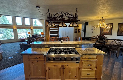 Grand Lake Cabin | PICKLEBALL Paradise! HotTub/Huge GameRoom/Mtn views/Fido Friendly/best location!
