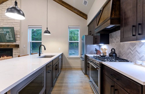 Broken Bow House | Pickleball, Pool, Splash Fountain ,Clubhouse , Walking Trails , Basketball